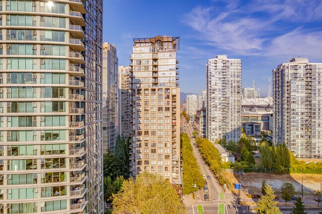 Landmark 33 in Vancouver, BC - Building Photo - Building Photo