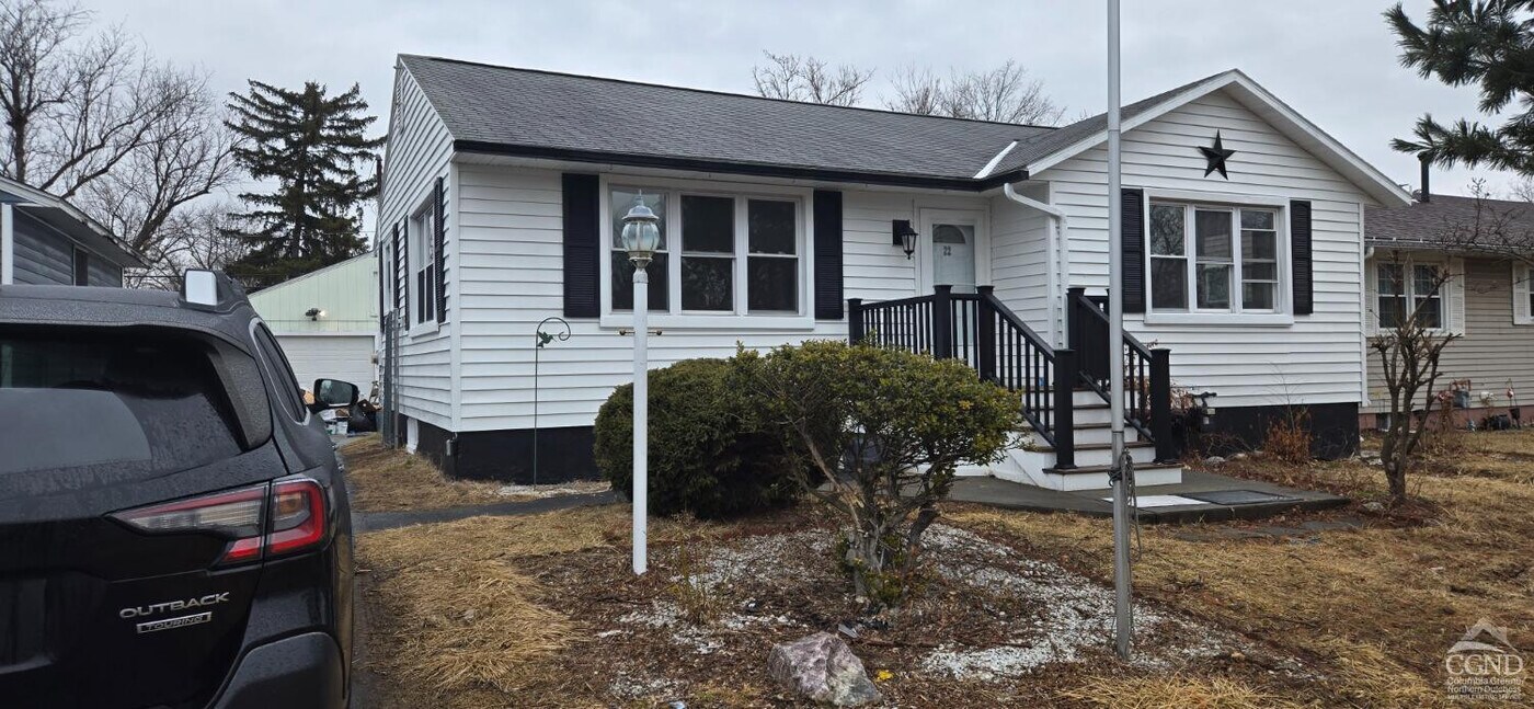 22 Virginia Ave in Hudson, NY - Building Photo