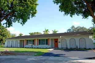 10703 SW 77th Ct, Unit 10703 SW 77 Court in Pinecrest, FL - Building Photo