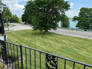 24212 E River Rd in Grosse Ile, MI - Building Photo - Building Photo