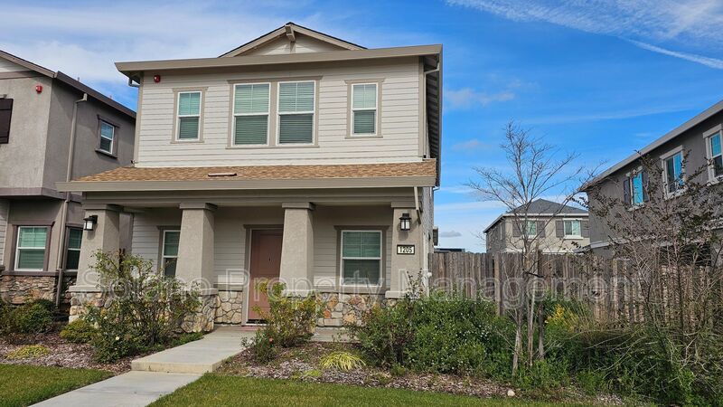 1205 Niemann St in Winters, CA - Building Photo