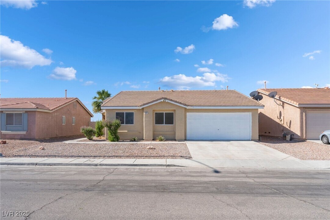 2111 Hollow Oak Ave in North Las Vegas, NV - Building Photo