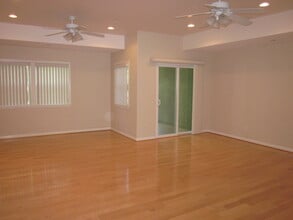 2283 Waltonia Dr in Montrose, CA - Foto de edificio - Building Photo