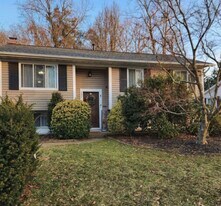 525 Kenora Dr in Millersville, MD - Building Photo