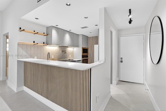 401 SE 10th St, Unit B207 in Dania Beach, FL - Building Photo - Building Photo