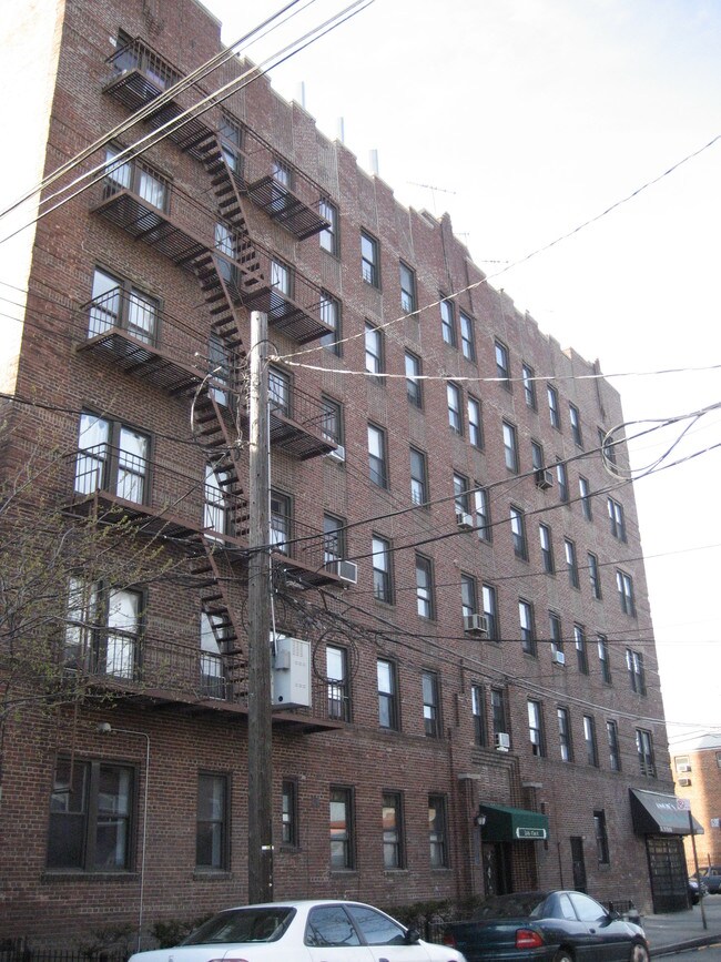 32-06 47th Street in Long Island City, NY - Building Photo - Building Photo