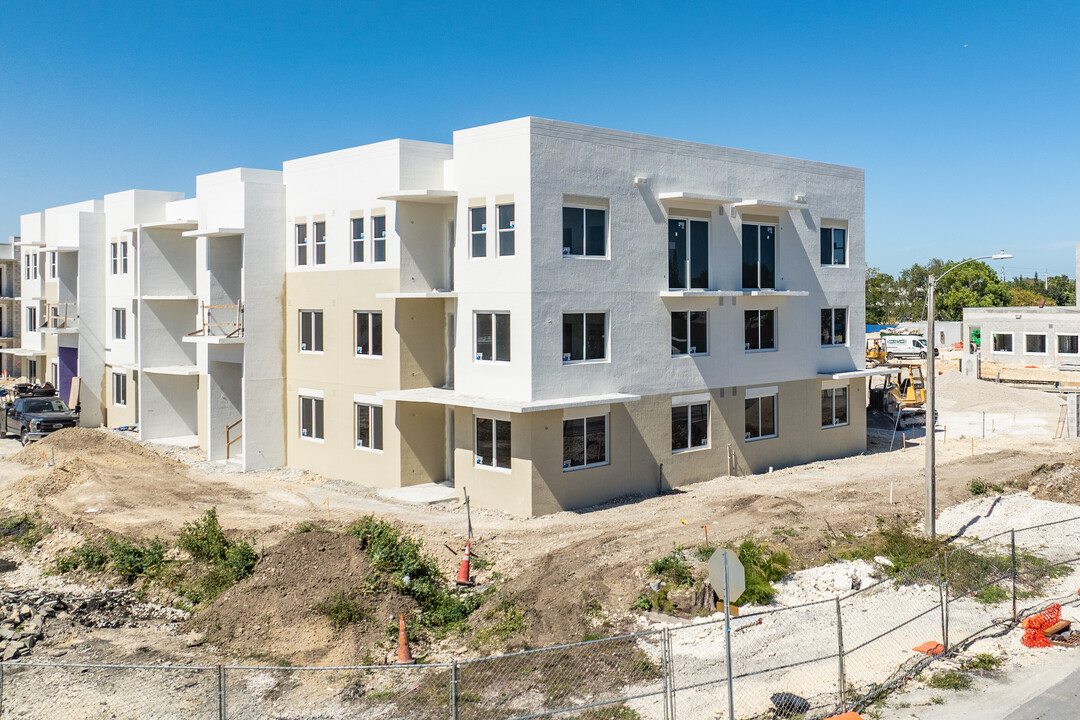 Royal Pointe Apartment Homes in Miami, FL - Building Photo