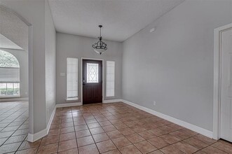 1001 Benjamin Dr in Burleson, TX - Foto de edificio - Building Photo