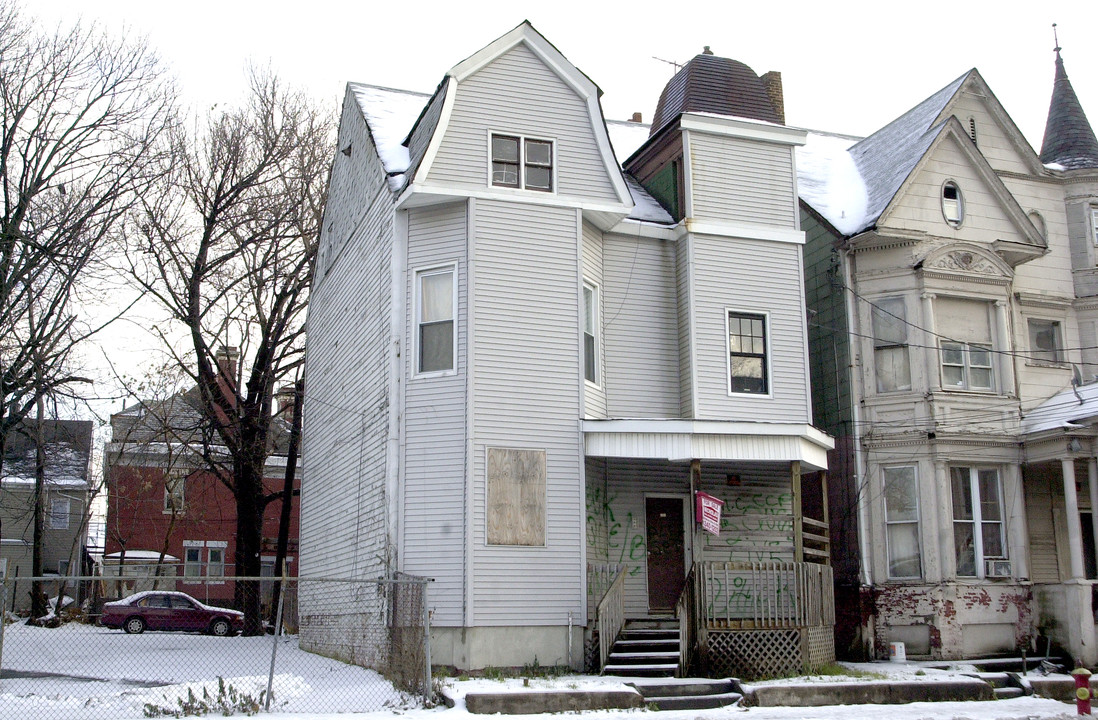 81 Auburn St in Paterson, NJ - Building Photo