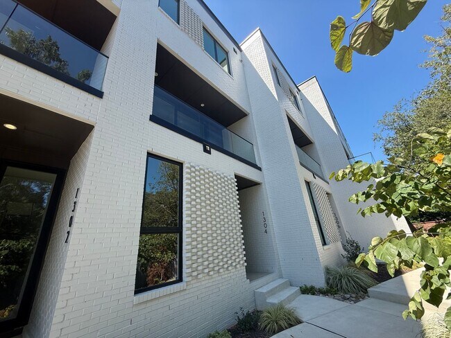 property at 1304 Chamblee Hl Ct