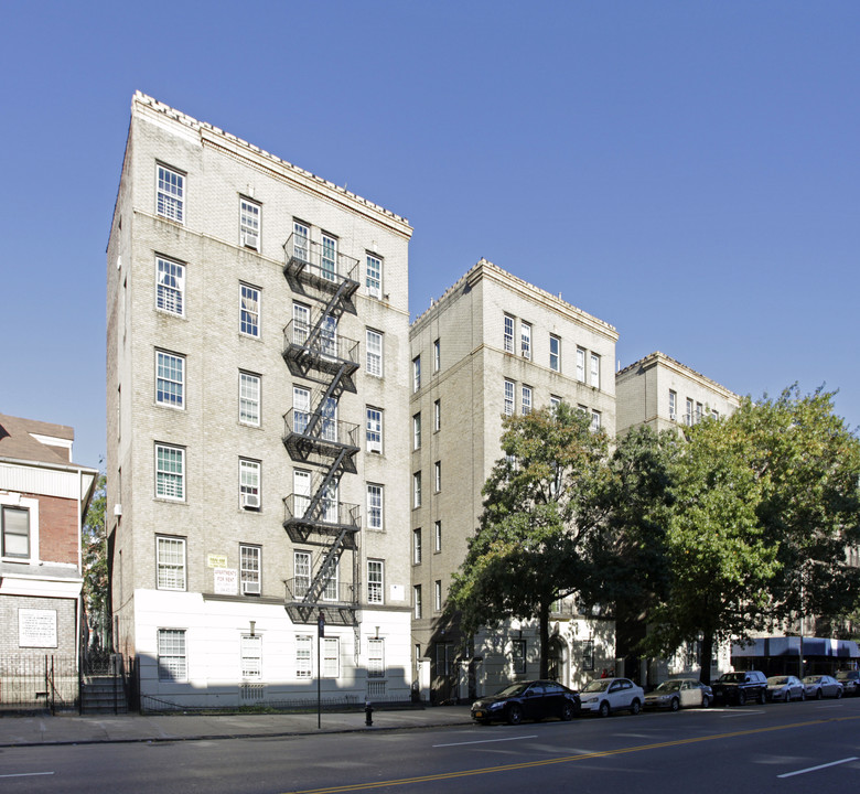 Arthur Court in Bronx, NY - Building Photo