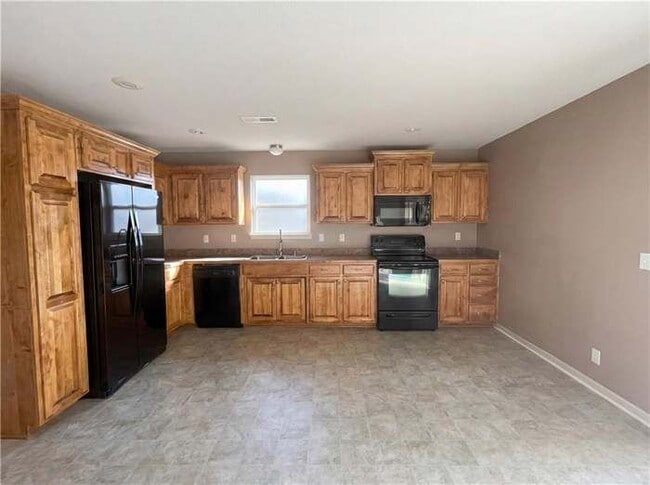 1607 NW Hilltop Ln in Grain Valley, MO - Building Photo - Building Photo