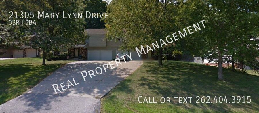 21305 Mary Lynn Dr in Brookfield, WI - Building Photo