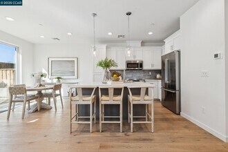 48 Riverbend Ln in Petaluma, CA - Building Photo - Building Photo