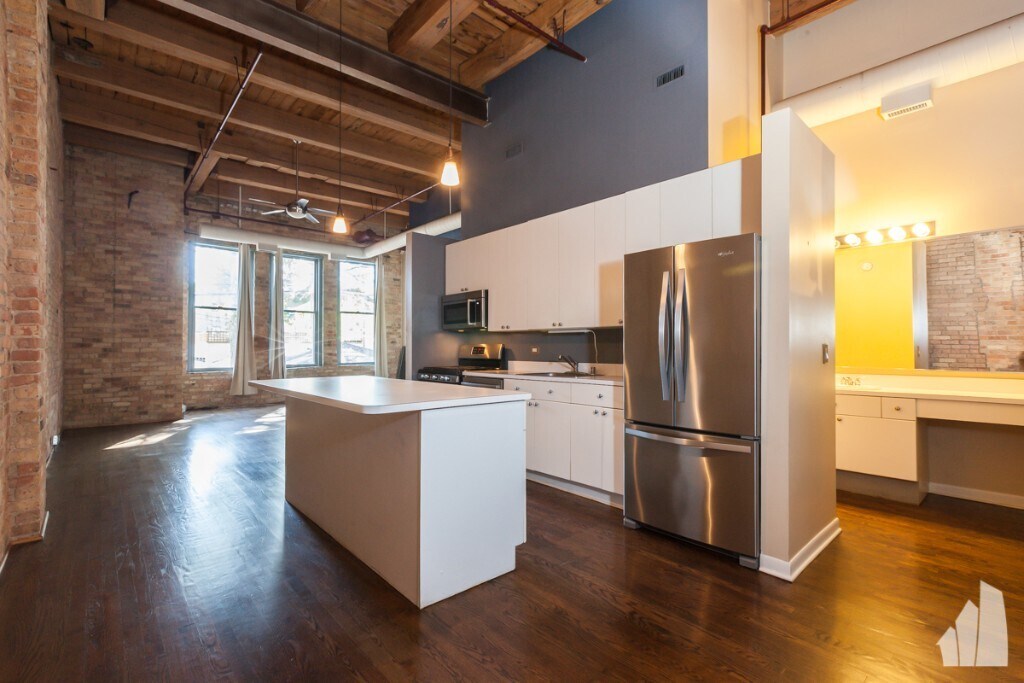 1733 W Irving Park Rd in Chicago, IL - Building Photo