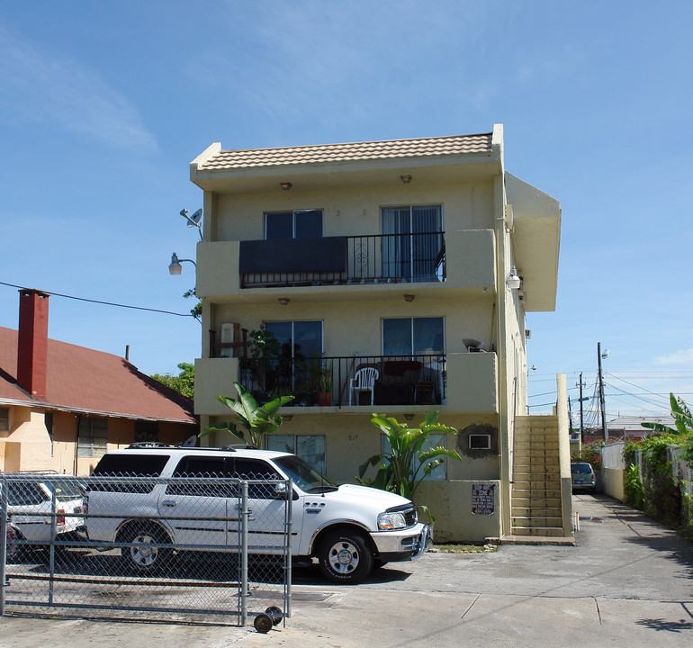 817 NW 2nd St in Miami, FL - Foto de edificio