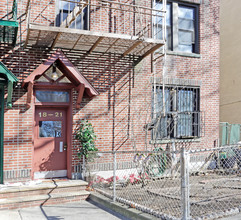 18-21 Ditmars Blvd in Astoria, NY - Building Photo - Building Photo