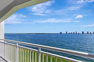 100 Shore Ct, Unit 210 in North Palm Beach, FL - Foto de edificio - Building Photo