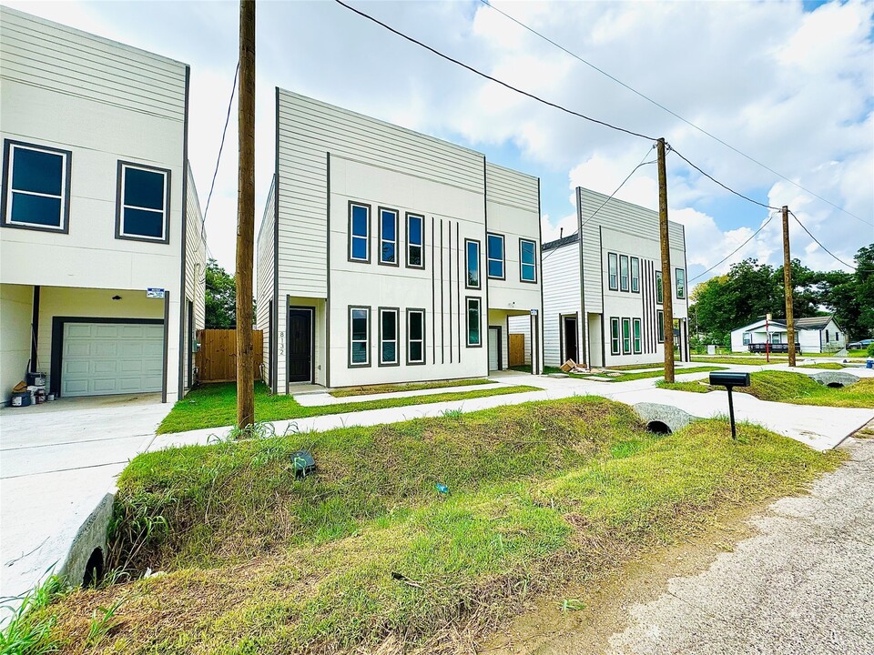 8132 Penrod St in Houston, TX - Building Photo