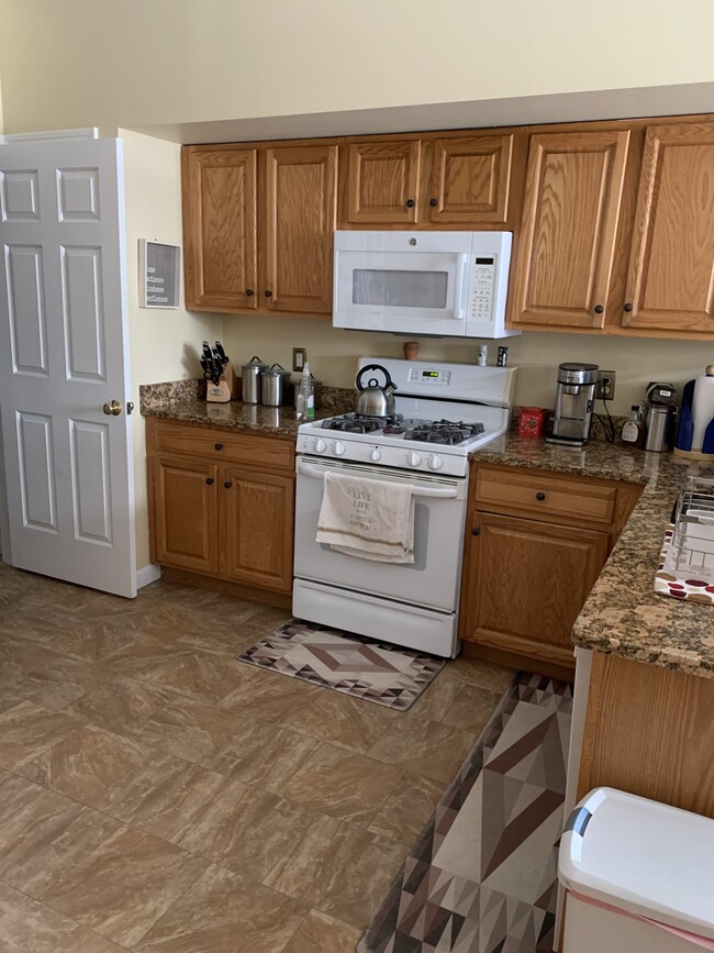 38 Chatham Dr in Bedford, NH - Building Photo - Building Photo
