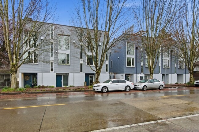 833 S Cloverdale St in Seattle, WA - Foto de edificio - Building Photo
