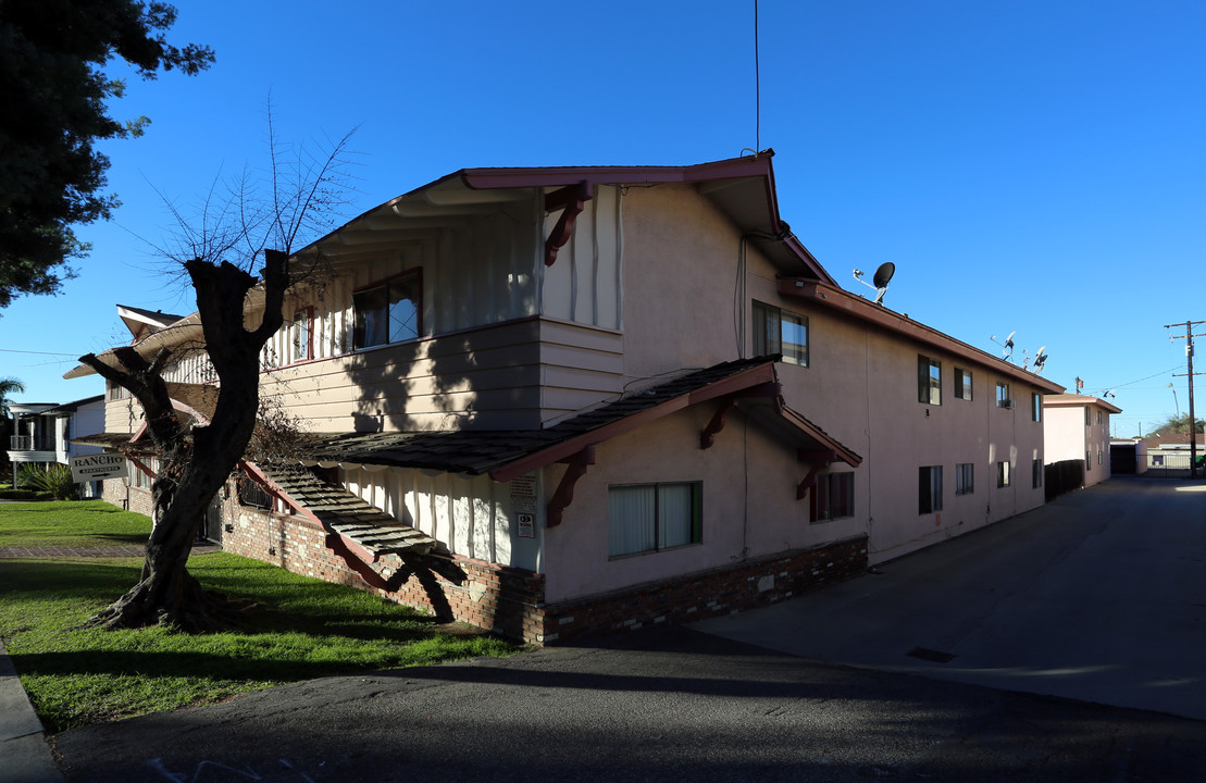 El Rancho Apartments in La Habra, CA - Foto de edificio