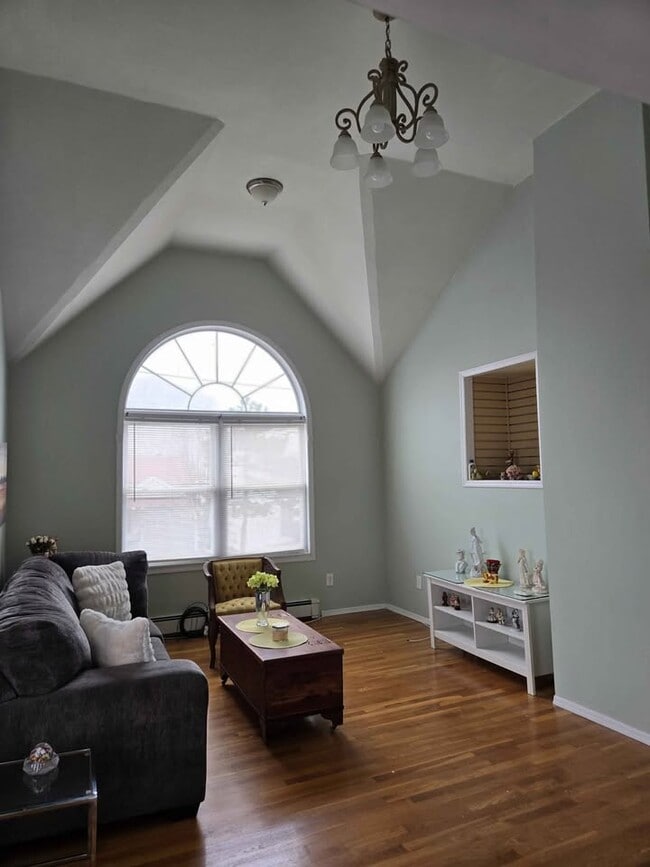 402 Pleasantview Ct, Unit 1