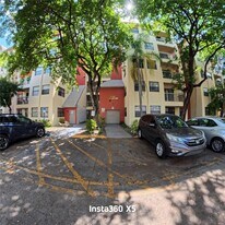8120 Geneva Ct in Doral, FL - Building Photo