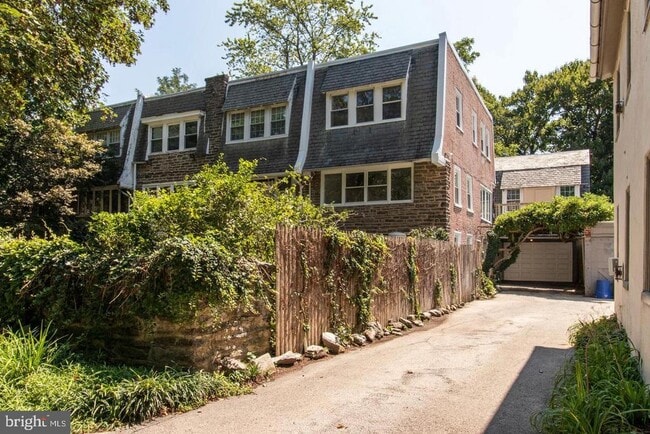18 E Gorgas Ln
