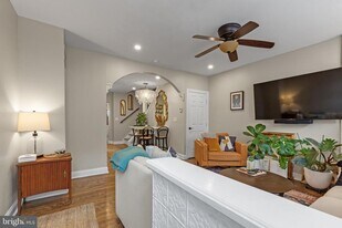 239 E Thompson St in Philadelphia, PA - Building Photo