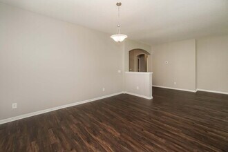 4341 Larkenheath Dr in Spring Hill, FL - Foto de edificio - Building Photo