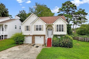 5470 Twin Lakes Dr in College Park, GA - Building Photo