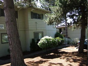 Country Pines Apartments in Portland, OR - Building Photo - Building Photo