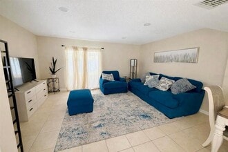 10053 Lake Oak Cir in Tampa, FL - Building Photo - Building Photo