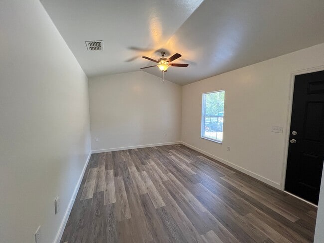 1427 N Paris St, Unit C in Bell, FL - Building Photo - Building Photo