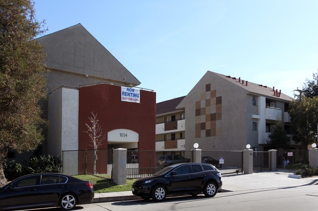 Alamitos Apartments in Long Beach, CA - Building Photo - Building Photo