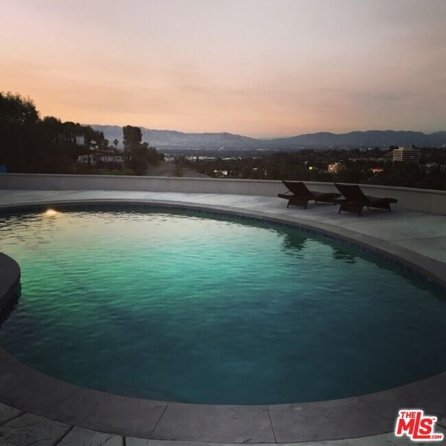 5026 Medina Rd in Los Angeles, CA - Building Photo - Building Photo