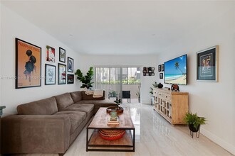 7913 SW 104th St in Miami, FL - Building Photo - Building Photo
