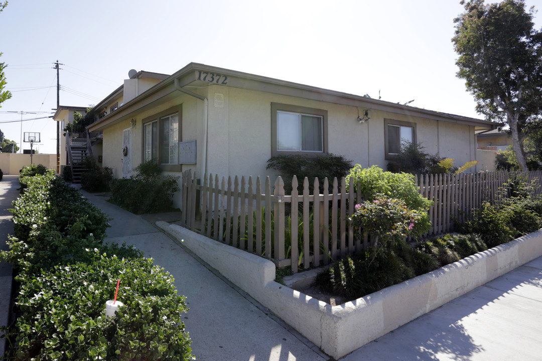 17372 Keelson Ln in Huntington Beach, CA - Building Photo