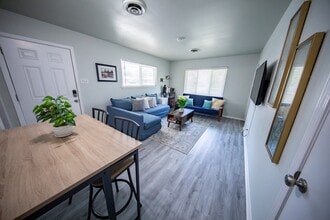 4918 Seabreeze Dr in San Antonio, TX - Foto de edificio - Building Photo