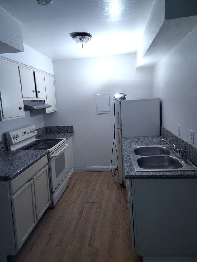 2517 E Cedar Ave in Las Vegas, NV - Building Photo - Building Photo