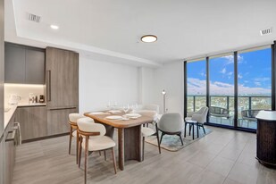 580 72nd St, Unit 709 in Miami Beach, FL - Building Photo