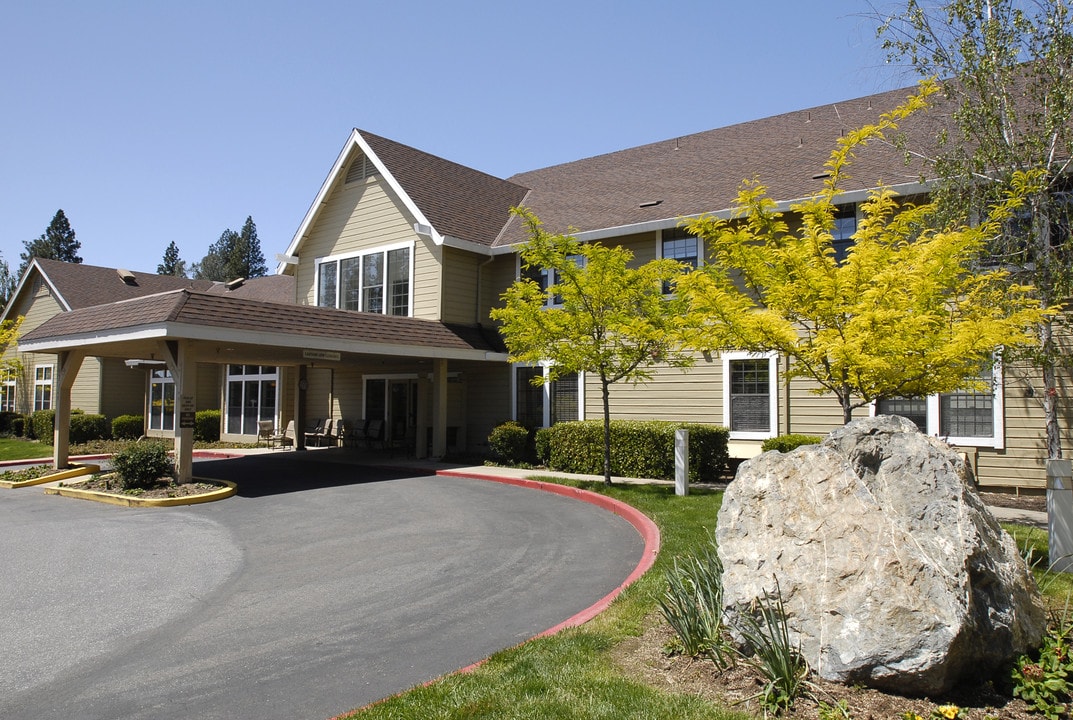 Hilltop Commons Senior Living in Grass Valley, CA - Foto de edificio