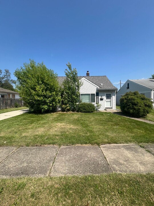 23078 Rosalind Ave in Eastpointe, MI - Building Photo