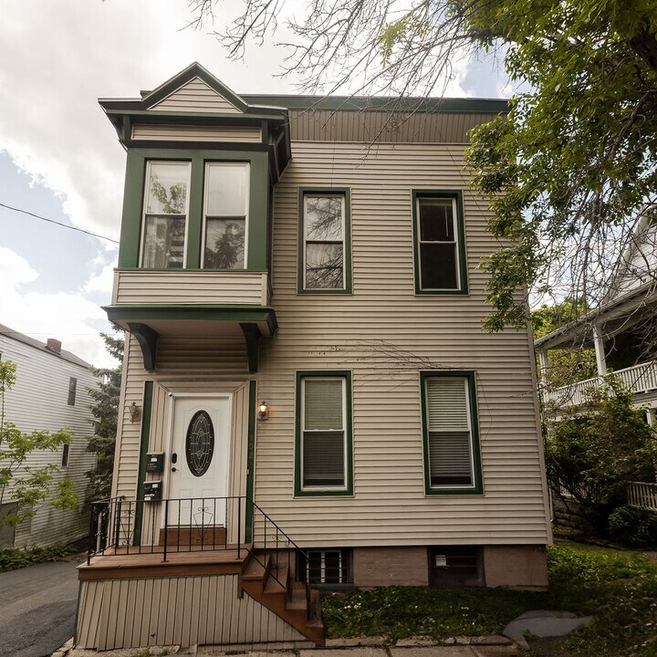 102 11th St in Troy, NY - Building Photo