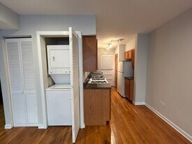 6535 N Mozart St, Unit 1R in Chicago, IL - Building Photo