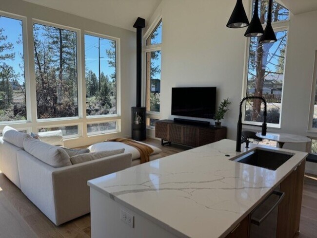 3093 NW Blodgett Wy in Bend, OR - Building Photo - Building Photo