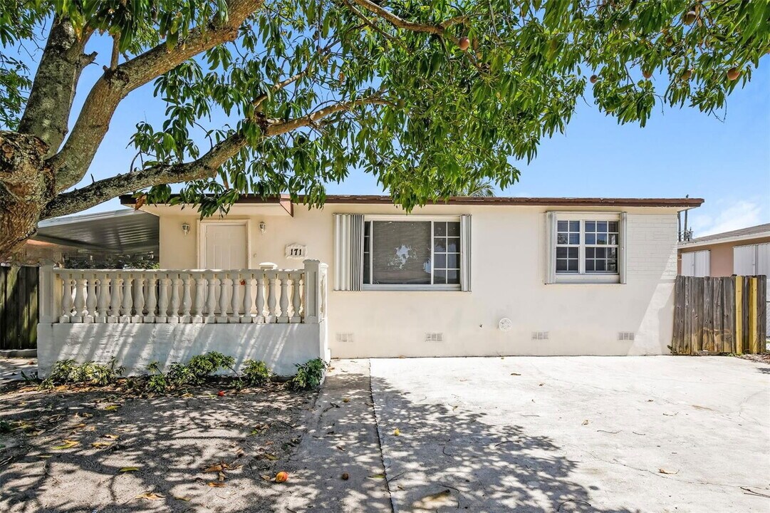171 W 63rd St in Hialeah, FL - Building Photo