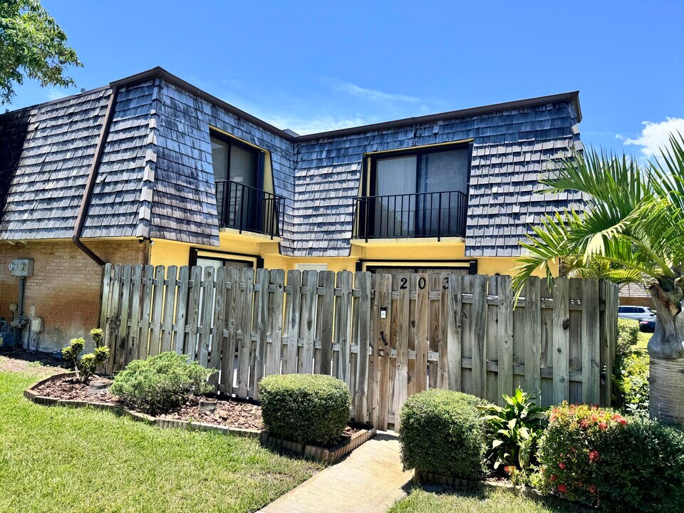 203 Lake Arbor Dr in Palm Springs, FL - Building Photo