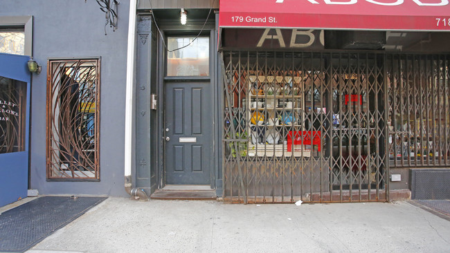 179 Grand St in Brooklyn, NY - Foto de edificio - Building Photo